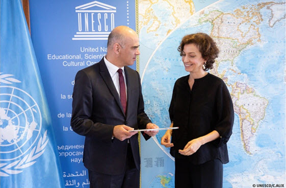 L’image montre le conseiller fédéral Alain Berset lors de la signature de la Convention sur la protection du patrimoine culturel subaquatique à Paris en 2019.